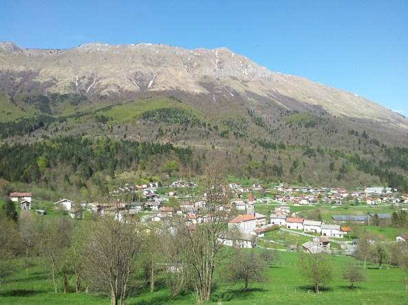 Breginj v ozadju Stol (1673m)
