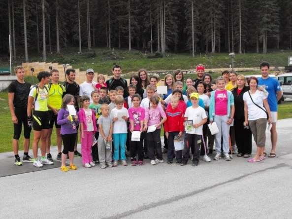 Mladi planinci z našimi biatlonci 