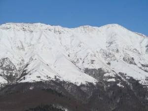 spodaj levo bela pika Sv. Marjeta zgorja desno vrh Stola
