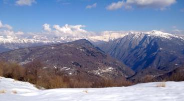 Pogled iz Monte Joanaz (Ivanac) (1167 m) na vasico MontefoscaČrni vrh in Matajur ter Krn.