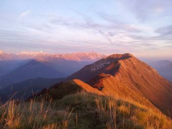 Sončni zahod + lunin vzhod pogled z Muzca(Musca) (1612m) na Triglav (2864m), Krn (2244m) in Stol (1673m)